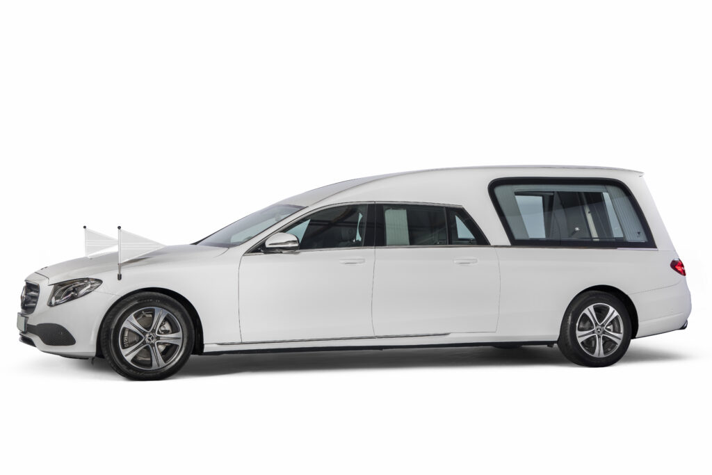 Witte mercedes rouwauto Uitvaartverzorging Pieter Dekker Heerhugowaard